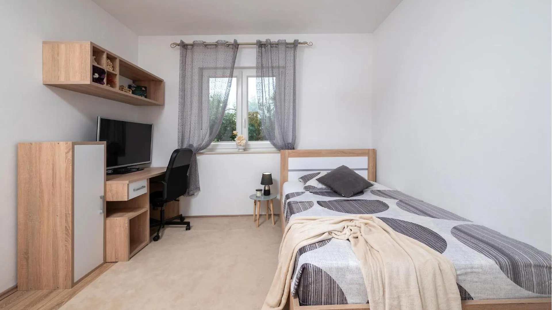 4 Bedroom Gorgeous Home In Pula