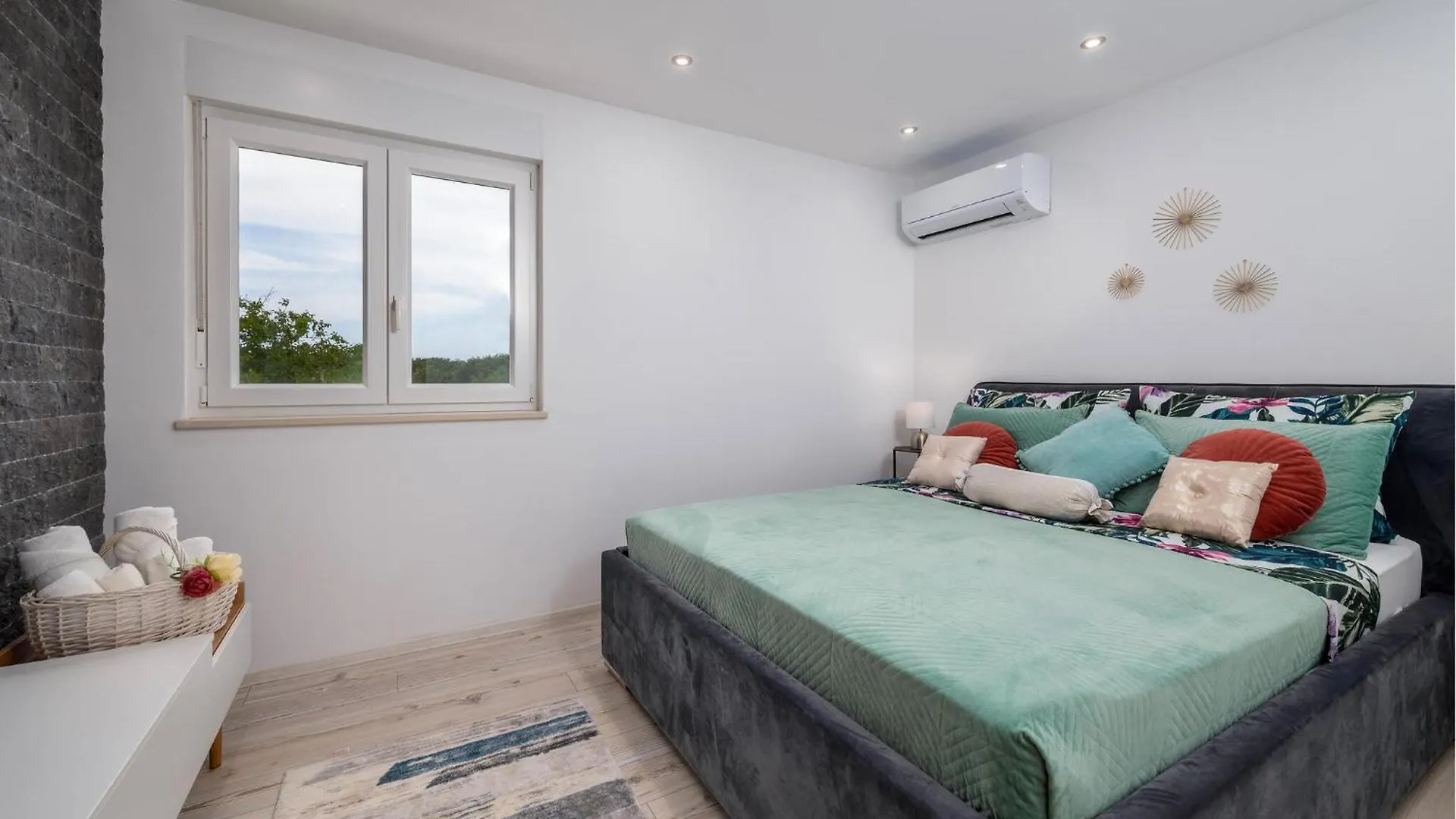 4 Bedroom Gorgeous Home In Pula