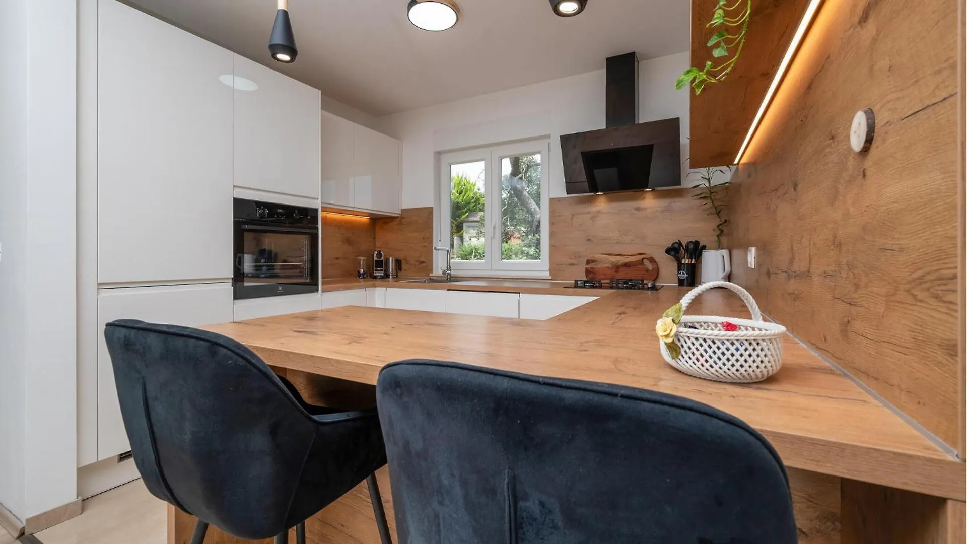 4 Bedroom Gorgeous Home In Pula 0*,