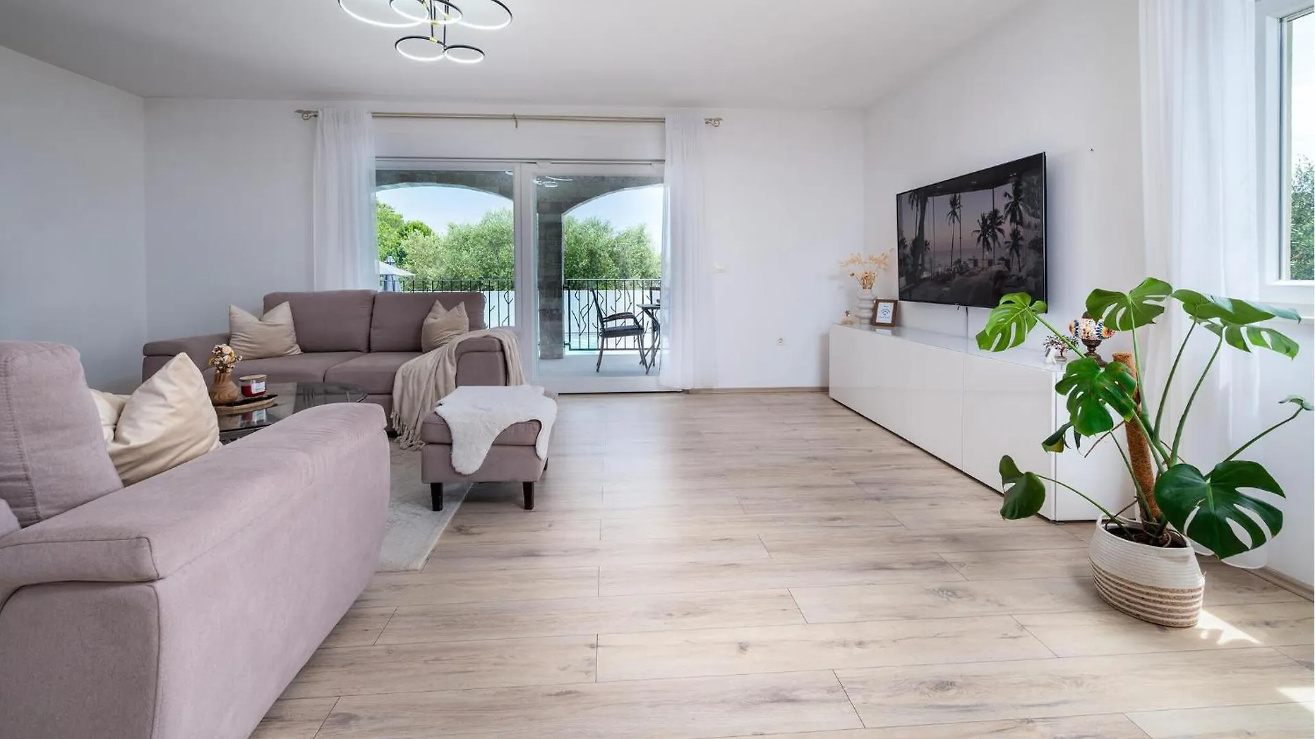 4 Bedroom Gorgeous Home In Pula